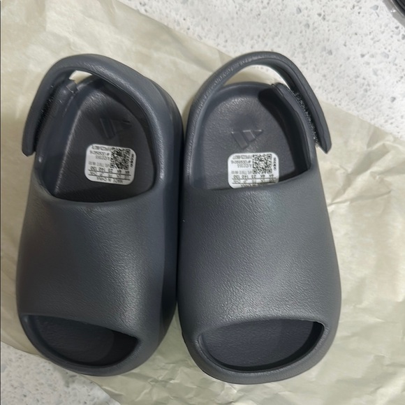 Yeezy Black Slippers with Molded Foam and Ventilation - Picture 2 of 7